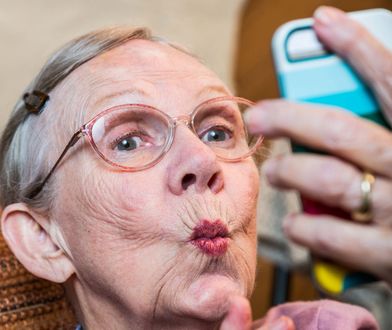 "Nigdy nie jesteś za stary na naukę selfie". Te pary to udowadniają