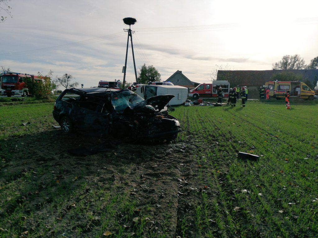 Łuszkowo. Wypadek na DW 432. Nie żyje kobieta, 6 osób rannych. Interweniował LPR