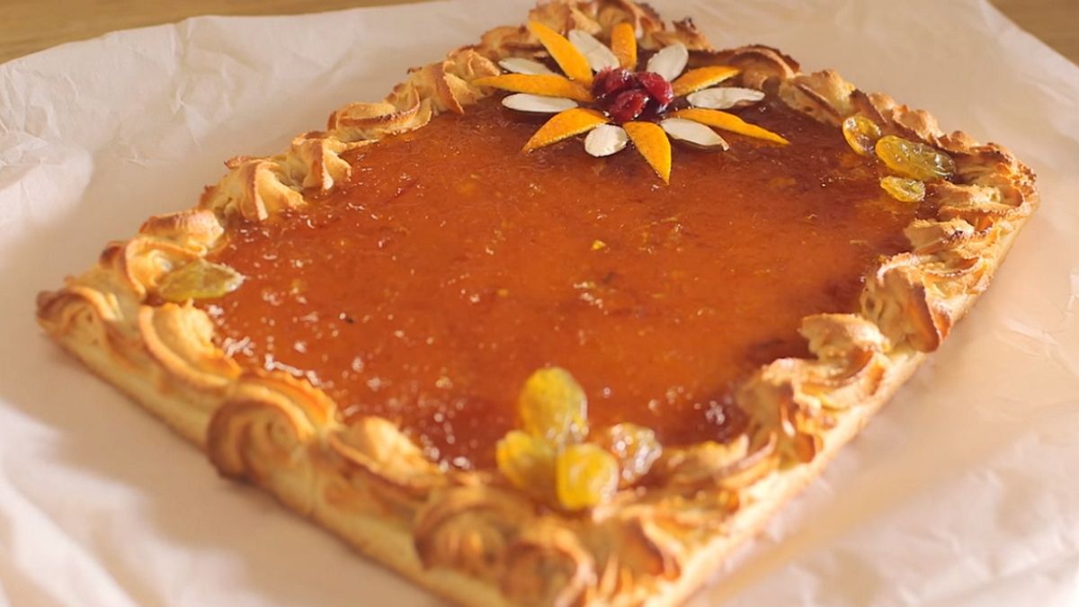 Mazurek kajmakowy to ciasto, którego nie może zabraknąć podczas Świąt Wielkanocnych. Poznaj prosty przepis na ten słodki wypiek.