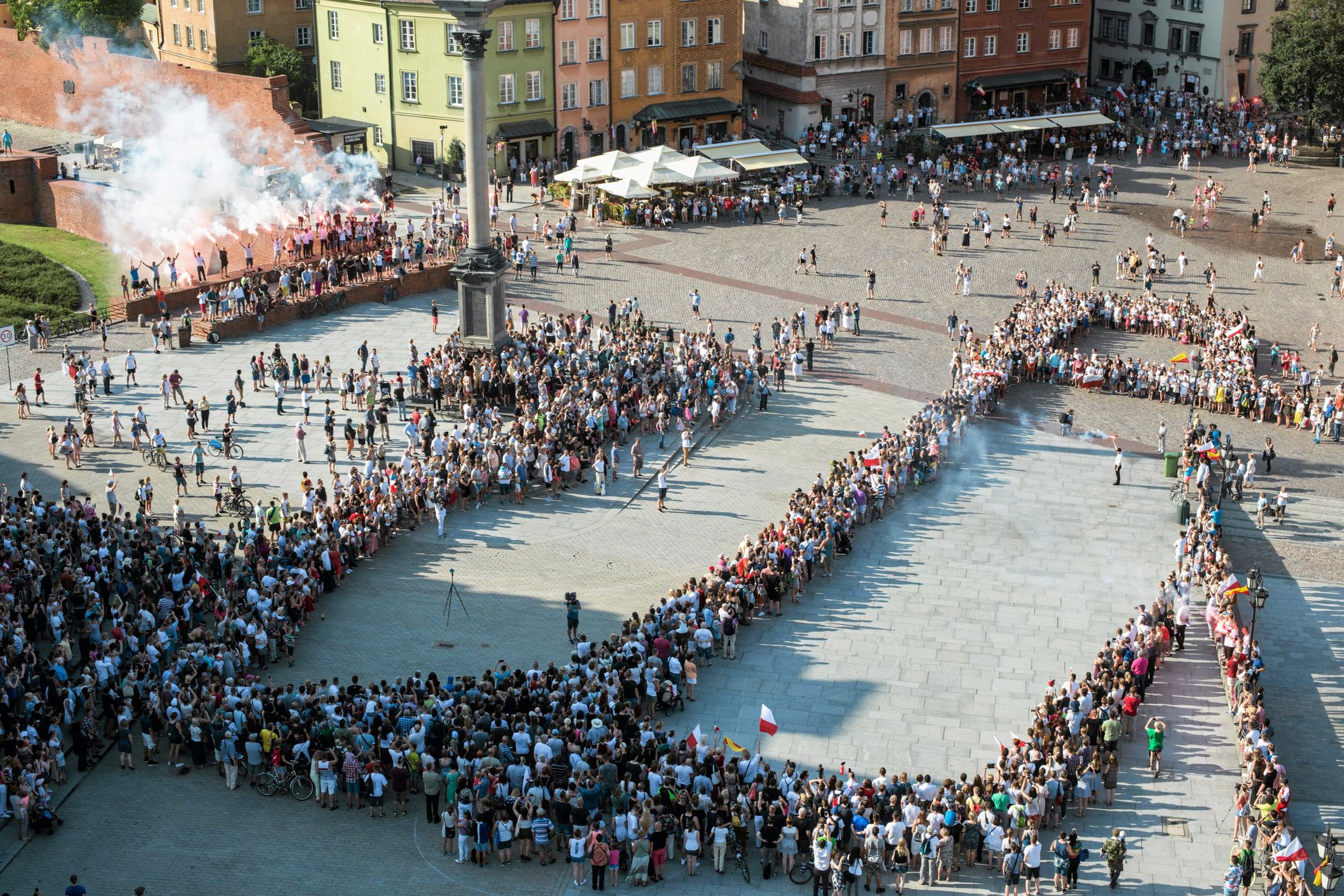 Od trzech lat 1 sierpnia zgromadzeni na Placu Zamkowym formują symbol Polski Walczącej, tzw. Kotwicę