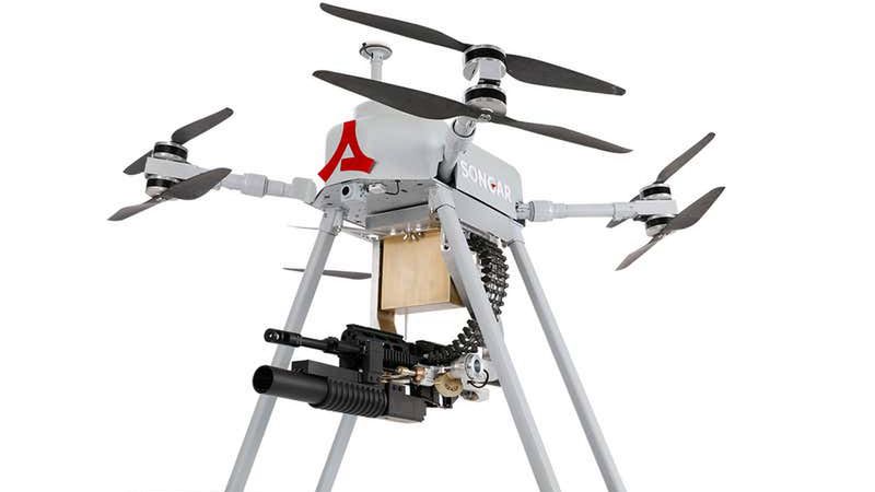 Turecki dron wyposażony w karabin maszynowy. 