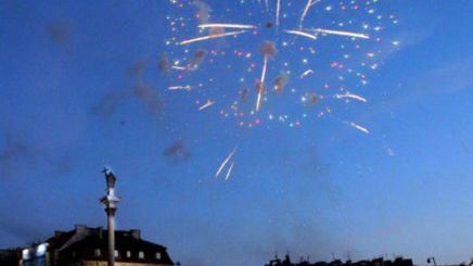 Fajerwerki na Placu Zamkowym po ogłoszeniu oficjalnych wyników