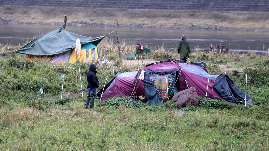 Kozy w Warszawie. Namiot bezdomnego opiekującego się zwierzętami.
