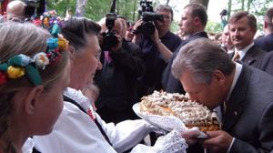 Tradycyjnie, chlebem i solą, powitano prezydenta Aleksandra Kwaśniewskiego w Drawsku Pom.