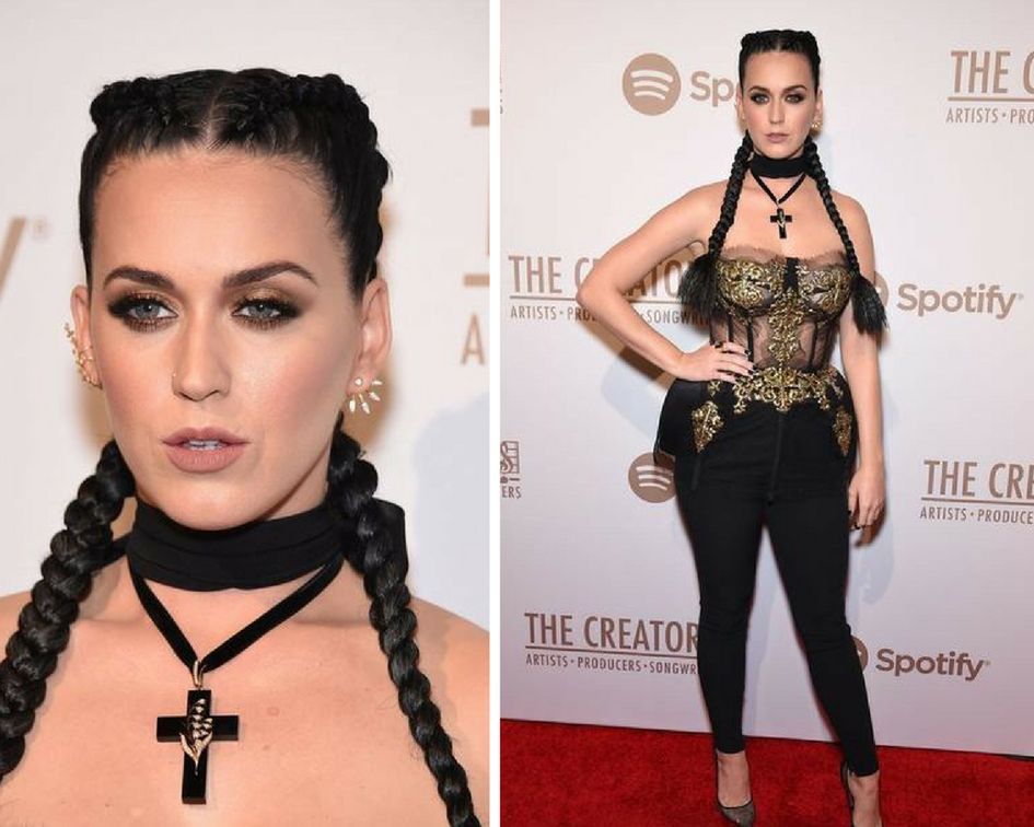 Katy Perry zdecydowała się przyjść na imprezę z fryzurą w stylu boxerbraids. 