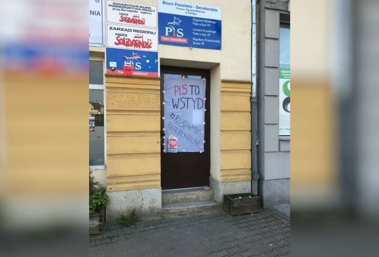 Internauci drwią z elbląskiego KOD-u. Przez baner na biurze polityków PiS