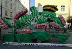 Kaczyński, Ziobro i Macierewicz "pożerają" demokrację. Happening we Wrocławiu