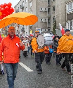 Kłopotliwy gość na powitaniu Donalda Tuska. Lider Kapeli KOD ma zarzuty za handel kobietami