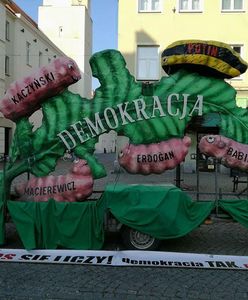 Kaczyński, Ziobro i Macierewicz "pożerają" demokrację. Happening we Wrocławiu