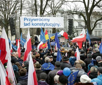 Lider kapeli grającej na wiecach KOD oskarżony o handel kobietami