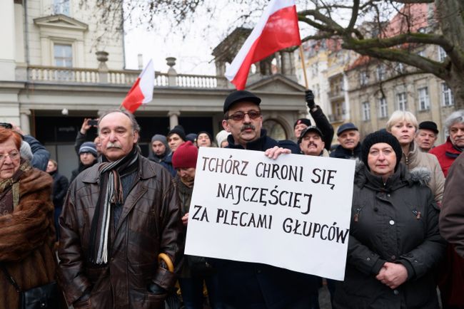 "Tchórz chroni się najczęściej za plecami głupców"