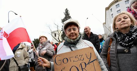 Marcin Makowski: Lider KOD chce ”zdjąć aureolę z mordy chama”, bo ”cham” głosuje na PiS i nie zna się na fizyce kwantowej. Serio