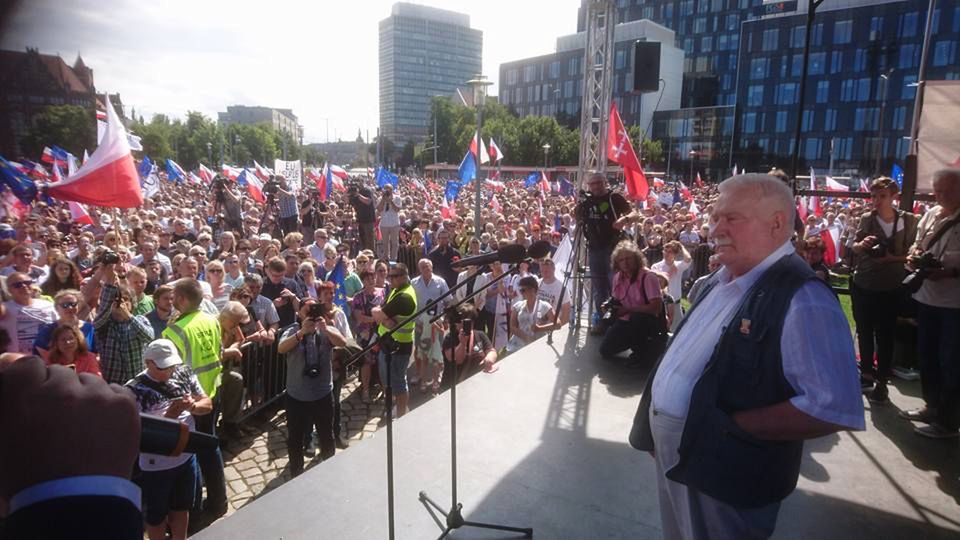 Wałęsa na proteście KOD w Gdańsku: musicie odzyskać trójpodział władzy