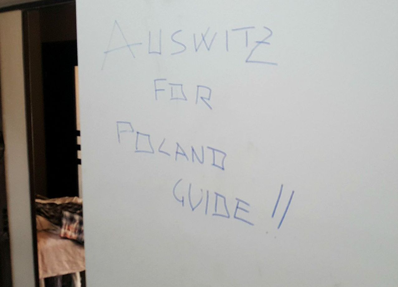 "Polska dla Polaków" na drzwiach mieszkania przewodnika po Auschwitz. Wszystko przez to, że jest Włochem