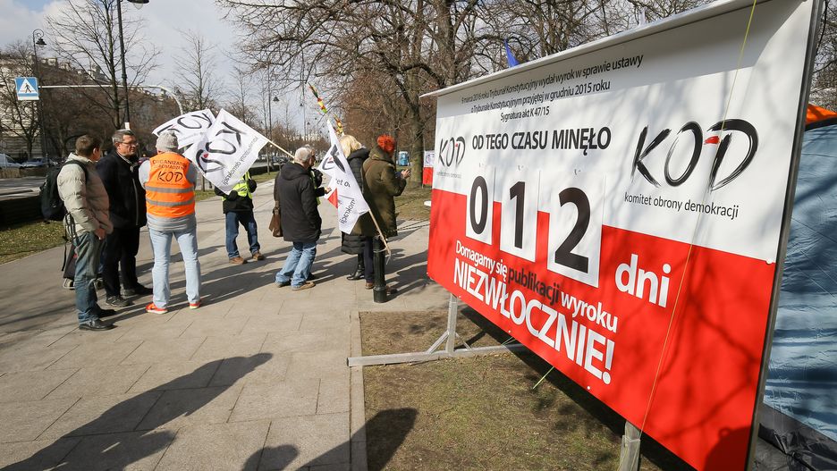 Znakiem rozpoznawczym pikiety stał licznik informujący przez ile dni rząd nie opublikował wyroków TK