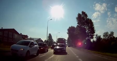 Kierowca jedzie pod prąd. Incydent nagrała kamera samochodowa