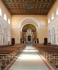 Katedry zmieniali w hale sportowe. Władza próbowała "pozbyć się Boga"