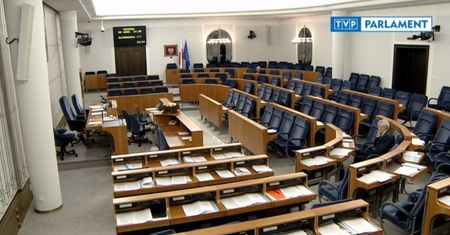 Sala na 100 osób, a senator Kogut siedzi sam. Parlamentarzyści podejmują trudną decyzją