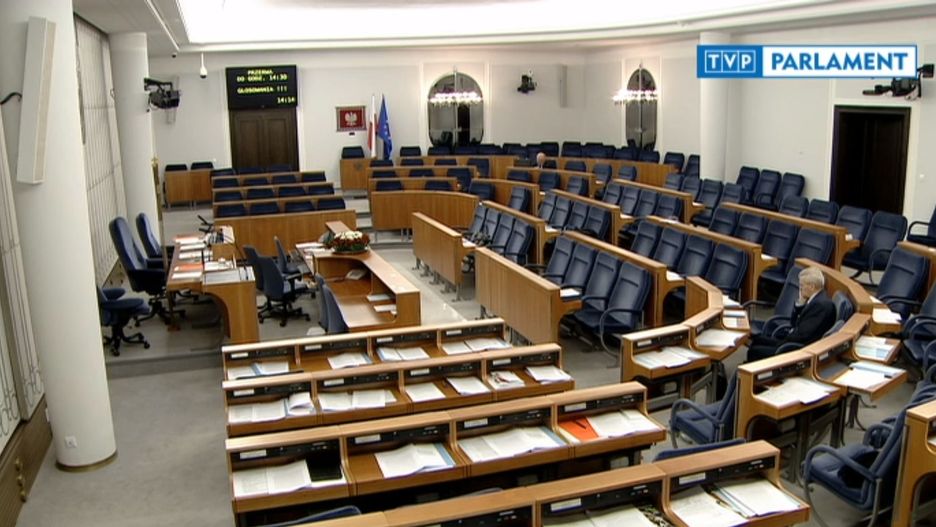 Senacka sala. W trakcie trudnych obrad senator Kogut poczuł się źle