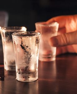 Pijana nastolatka leżała we własnych wymiocinach. Policjanci uratowali jej życie