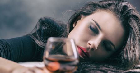 Kobieta zamawia drinka, a barman wie, że potrzebuje pomocy. To "kod" bezpieczeństwa