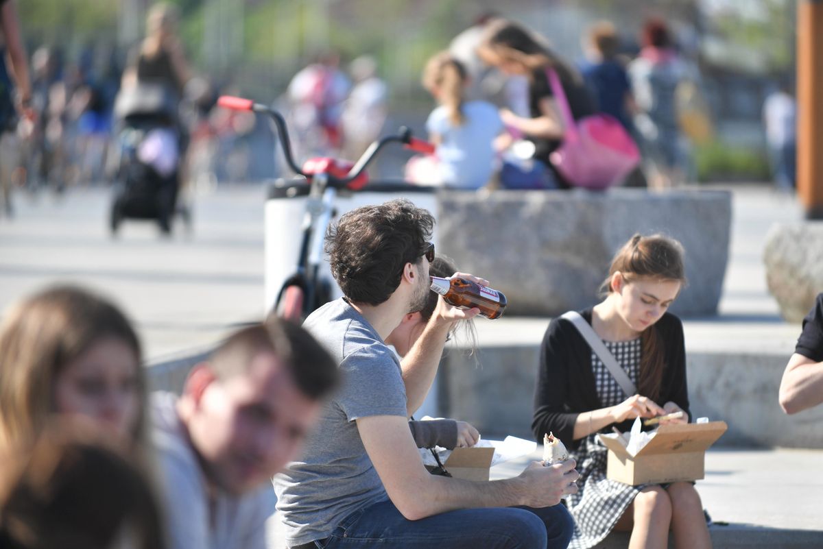 Koronawirus w Warszawie. Koniec z piciem alkoholu nad Wisłą