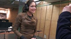 Uśmiechnięta Miriam Shaded trenuje na strzelnicy