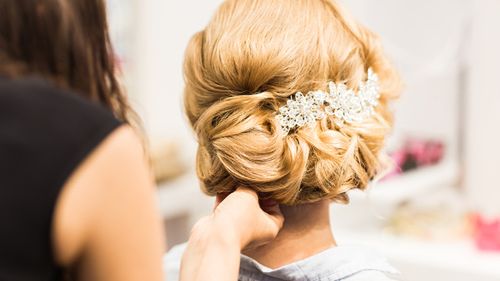 Kok na ślub to jedna z najpopularniejszych fryzur wybieranych przez panny młode