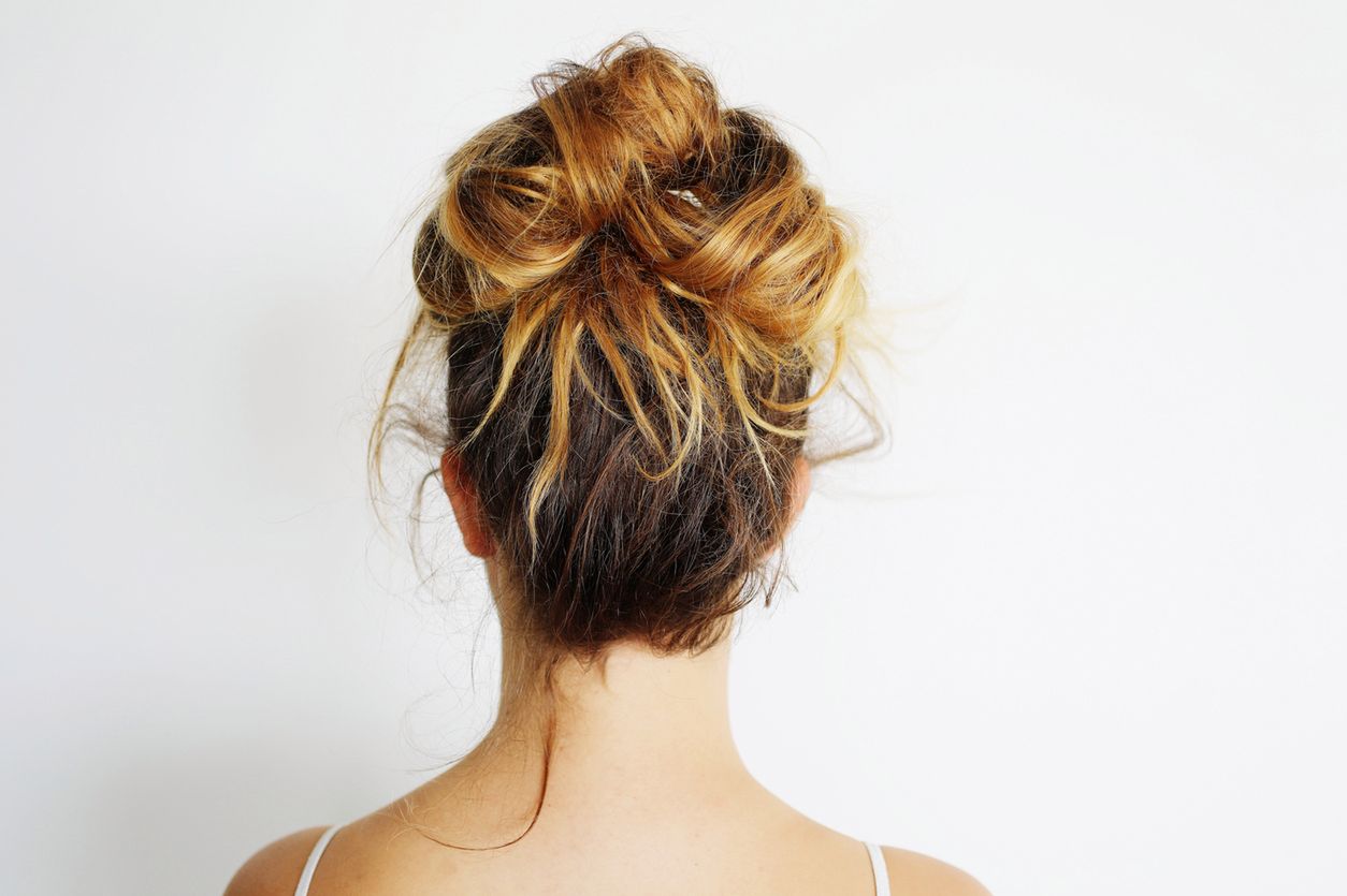 Messy bun - jak zrobić luźny kok?