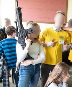 Replika broni zamachowca i flaga konfederatów na dniu otwartym szkoły