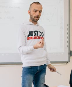 Apel po ukraińsku, w klasach Hindusi. Obok polskich uczniów uczą się imigranci