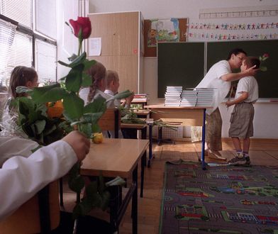 "Kierowcy autobusu też mam coś kupić za to, że mnie zawiózł?". Spór o prezenty dla nauczycieli