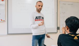 Apel po ukraińsku, w klasach Hindusi. Obok polskich uczniów uczą się imigranci