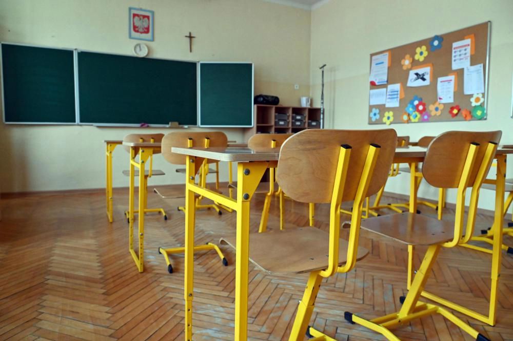 <p>Szczecin, 07.04.2021 Koronawirus w Polsce. Zamkniêta z powodu lockdownu szko³a w Szczecinie, 7 bm. Obowi¹zuj¹ce obostrzenia zostaj¹ przed³u¿one do 18 kwietnia. Zamkniête pozostaj¹ m.in. galerie handlowe, salony fryzjerskie i kosmetyczne, obiekty sportowe, si³ownie, a tak¿e ¿³obki i przedszkola. (mb/awol) PAP/Marcin Bielecki</p>