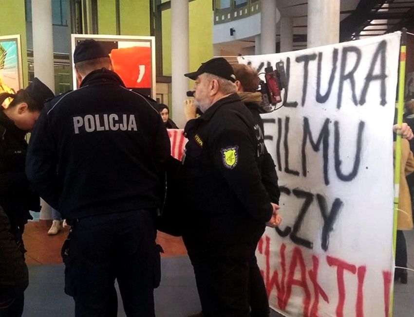 Protest przeciwko Romanowi Polańskiemu w Szkole Filmowej w Łodzi. Interweniowała policja