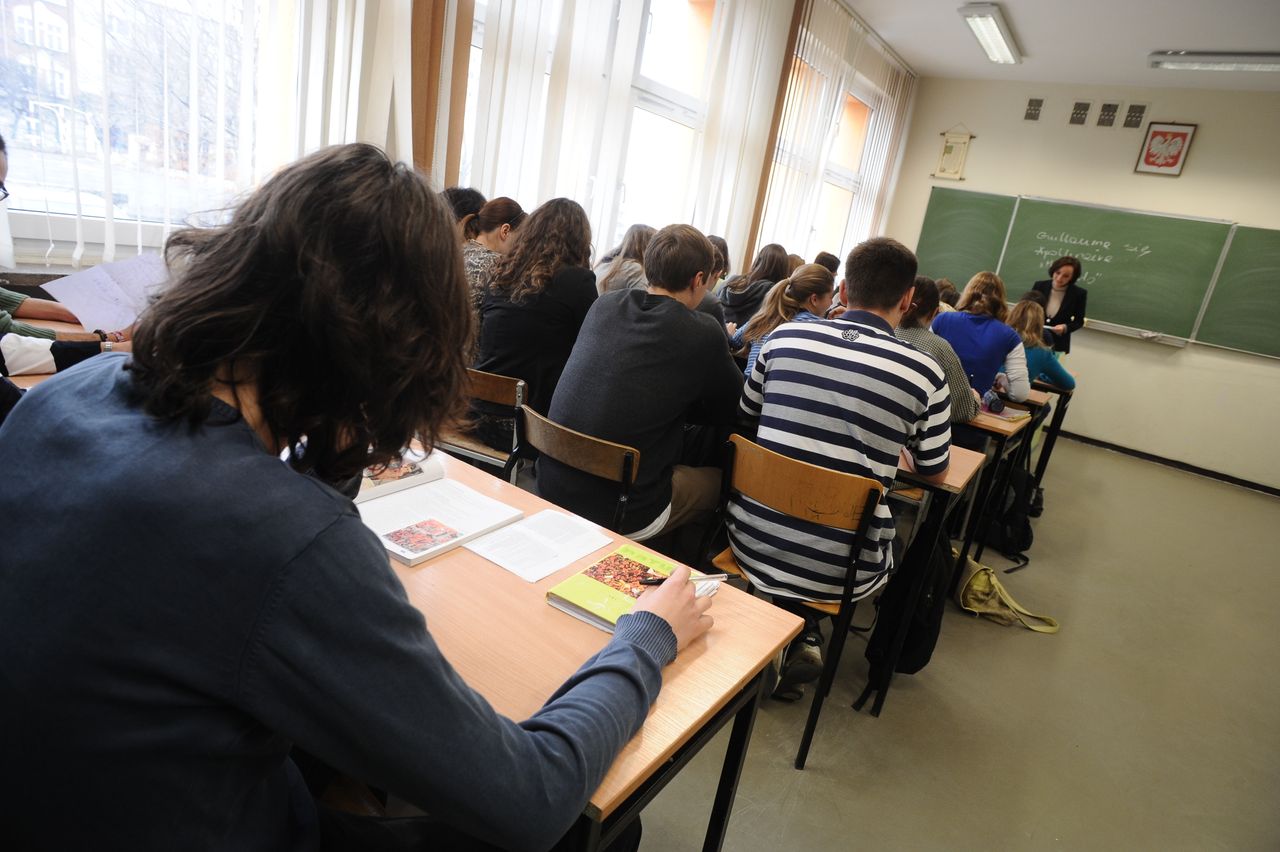 Wciąż brakuje nauczycieli. Luk nie da się magicznie wypełnić. Chemia na języku polskim