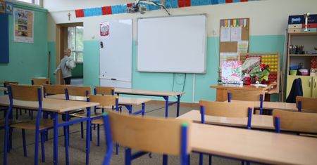 Koronawirus doprowadził do zamknięcia szkół. Co mają zrobić pracujący rodzice?