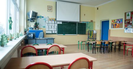 Władze Krakowa rozważają wprowadzenie nowego zakazu. Rodzice nie będą mogli odwozić dzieci do szkoły