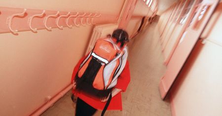 Ktoś próbował uprowadzić 11-latkę pod szkołą. Rodzice boją się o bezpieczeństwo dzieci