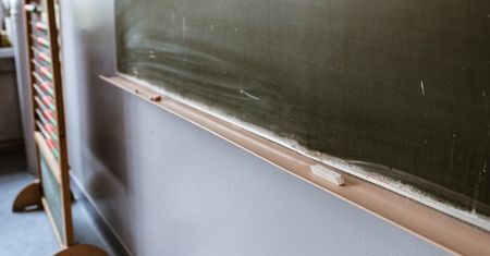 Mieli zaklejać uczniom usta, szczypać ich i wyzywać. Zarzuty dla nauczycieli