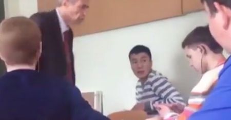 Klasa broni nauczyciela po tym jak został zaatakowany przez jednego z uczniów