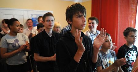 Warunkowo umorzono sprawę pobicia ucznia przez męża nauczycielki