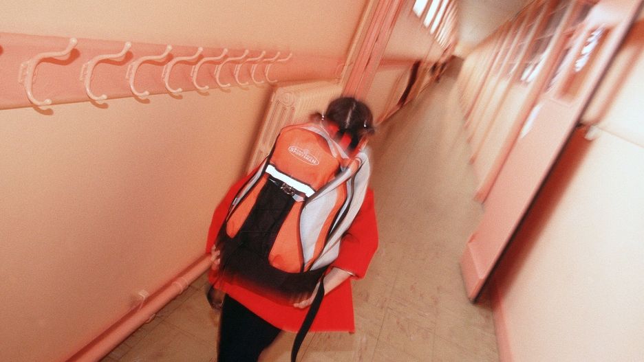 Nieznajomy mężczyzna miał zaczepić jedną z uczennic pobliskiej podstawówki