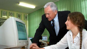 Premier Leszek Miller w pracowni komputerowej