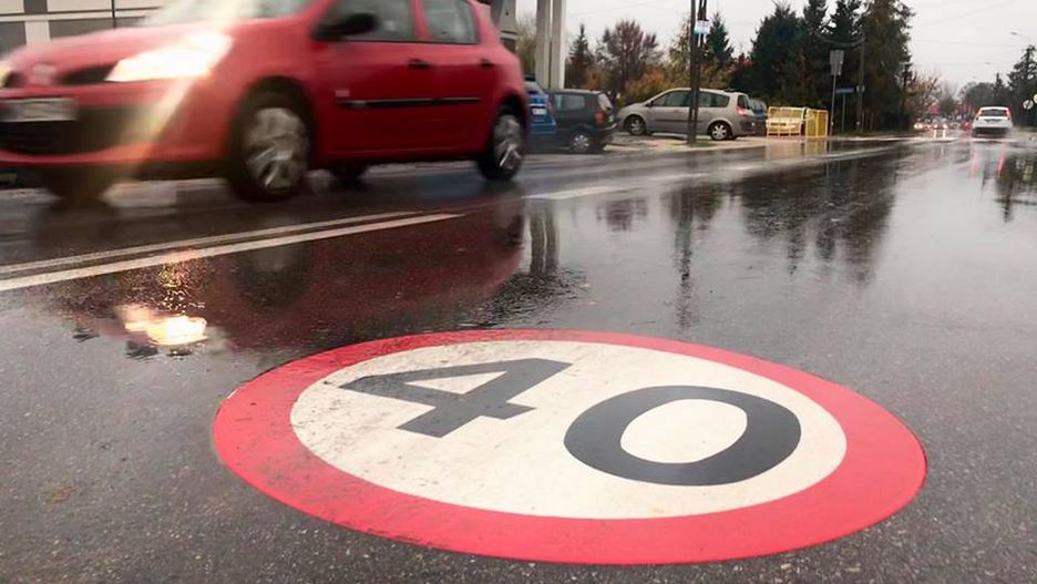 Chotomów koło Warszawy. Prywatny fotoradar nadal mierzy prędkość aut.  W kilka dni zarejestrował prawie 40 tys. wykroczeń.