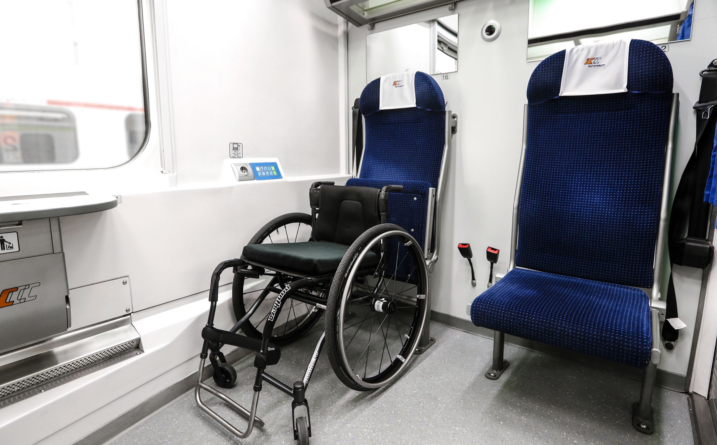 Miejsce dla osoby poruszającej się na wózku w zmodernizowanym wagonie PKP INTERCITY 