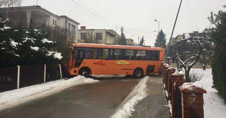 Chojnice. Autobus z dziećmi wbił się między dwa płoty. "Jechaliśmy bardzo wolno"