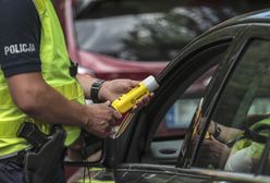 Policjanci obudzili prokuratora. Spał pijany w aucie