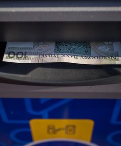 Gotówka znaleziona w bankomacie. Poszukiwany właściciel