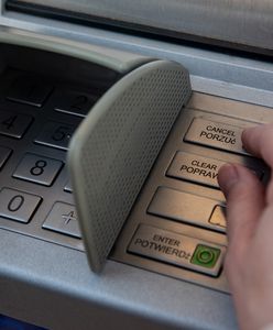 Przybywa przestępstw skimmingowych. Polacy wciąż powinny uważać przy bankomatach